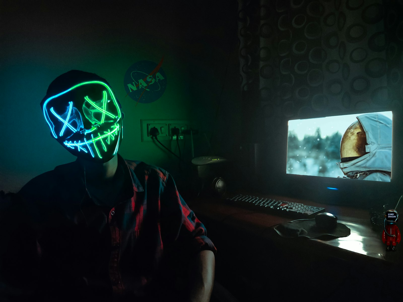 Mujer usando un dispositivo de terapia de luz LED en el rostro