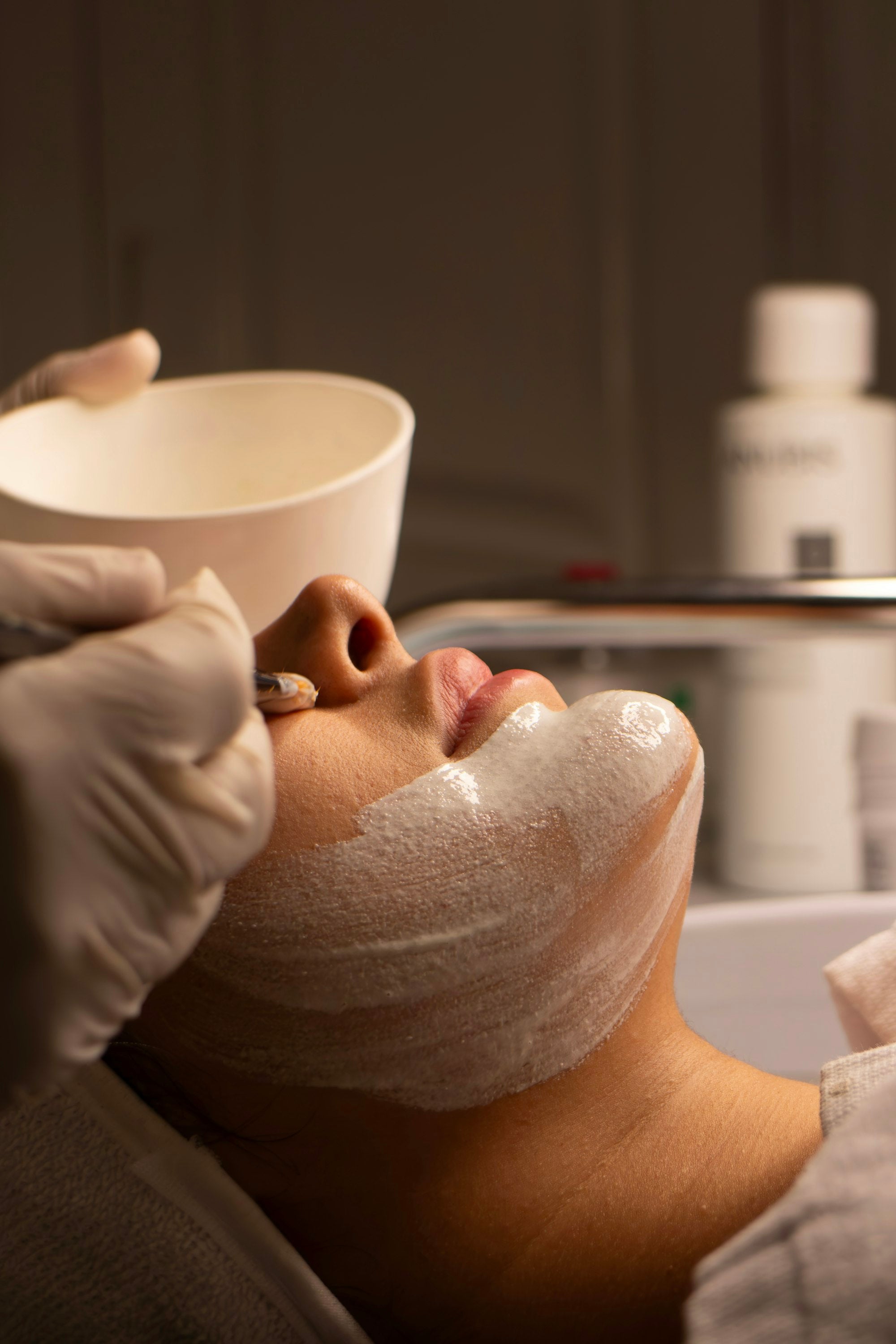 Tratamiento facial en cabina con luz alta y difusa