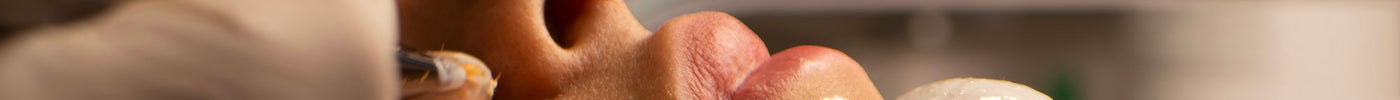 Tratamiento facial en cabina con luz alta y difusa